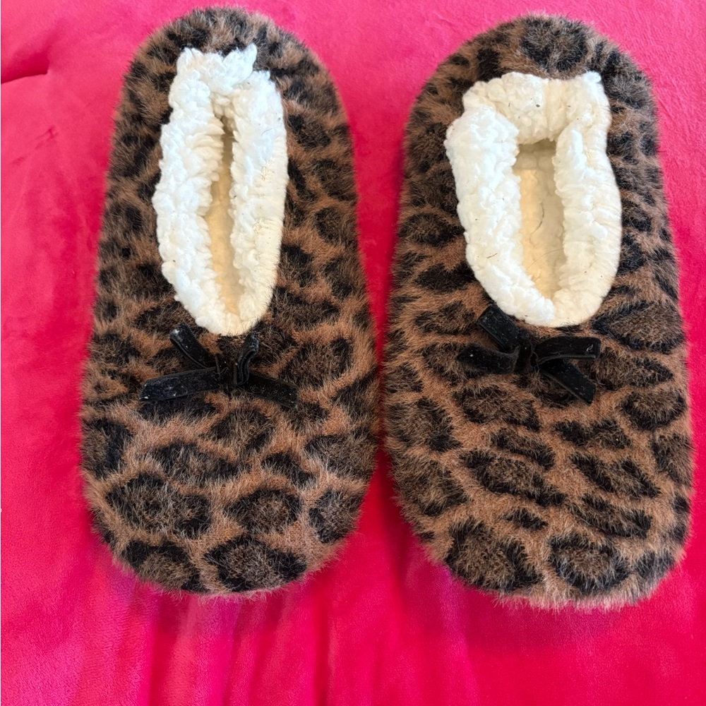 Leopard Print Fuzzy Slippers